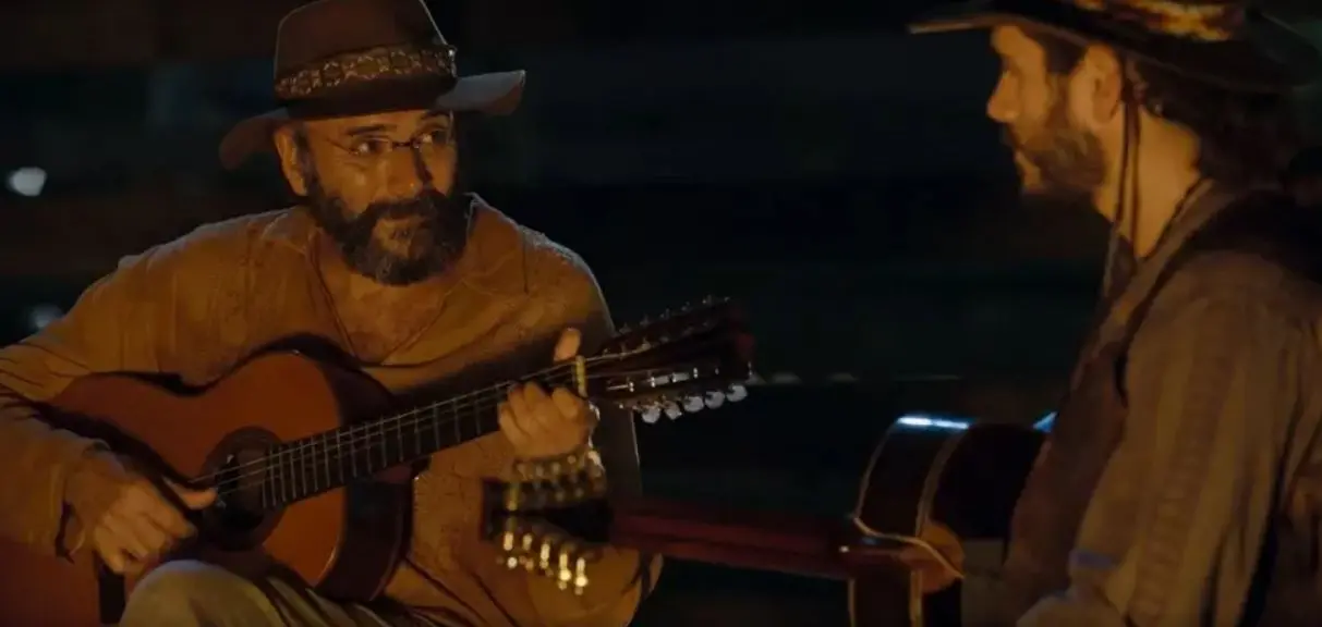 Cena de Eugênio e Trindade, interpretada por pai e filho, Almir Sater e Gabriel Sater, na novela Pantanal