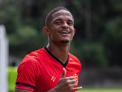 David Conceição sorri para foto em treino do Vitória-BA