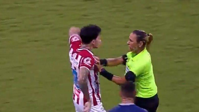 Imagem mostra homem agressivo com mulher