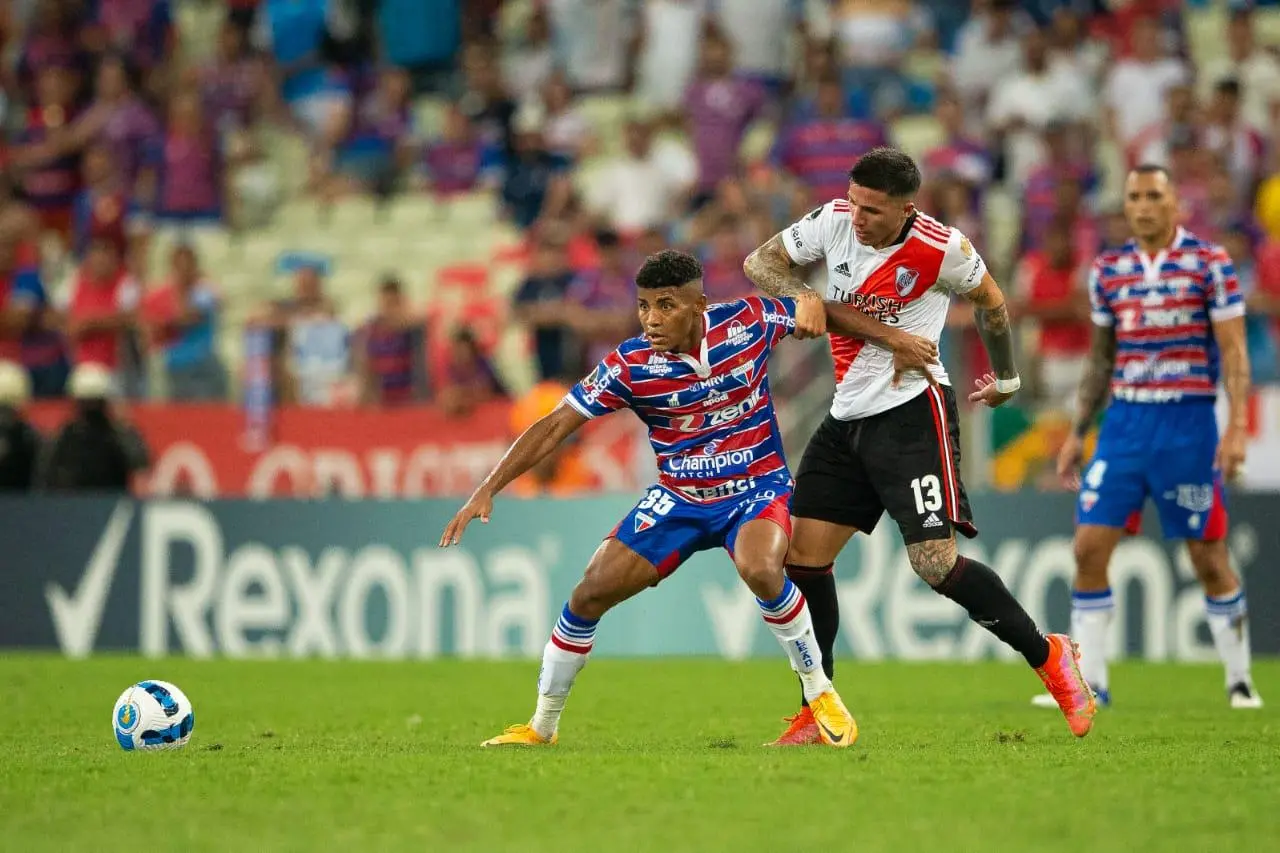 Atletas de Fortaleza e River Plate disputam bola