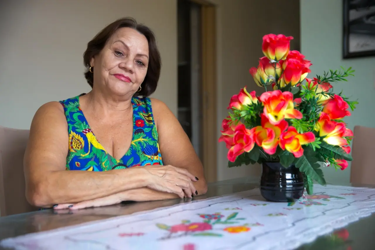 Personagem ao lado de um vaso de flor