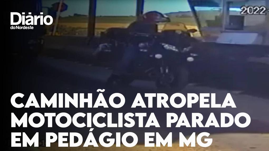 Caminhão atropela motociclista em Carmo da Cachoeira, em Minas Gerais, com letreiro escrito 