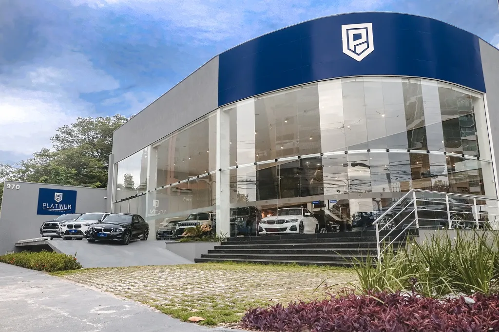O showroom da Platinum Premium Cars conta com veículos de diversas marcas