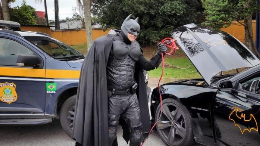 Em 'batmóvel', aposentado fantasiado de Batman é 'salvo' por polícia em SC  - País - Diário do Nordeste