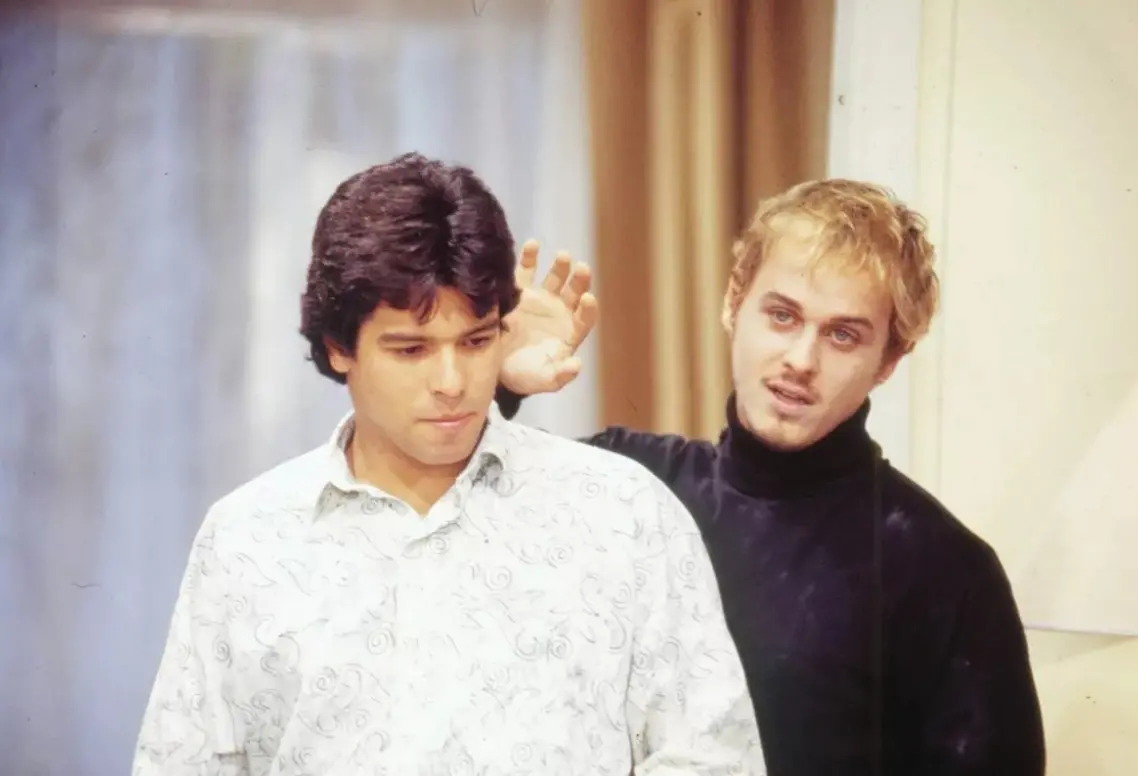 Alexandre alugando triplex na mente de Théo (Maurício Mattar)