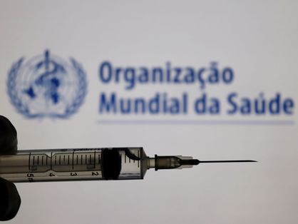 simbolo da organização mundial da saúde. diante do simbolo, uma seringa