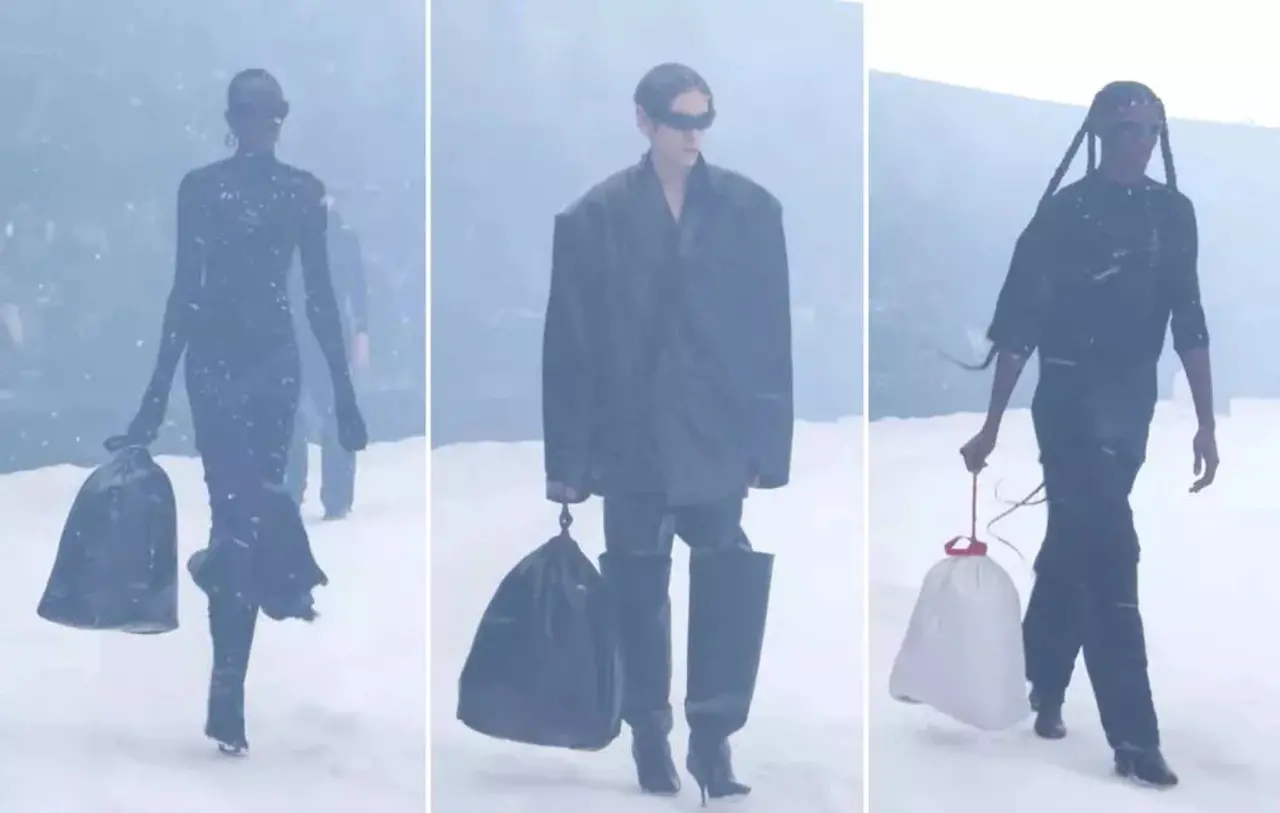 Modelos com sacolas da marca em desfile