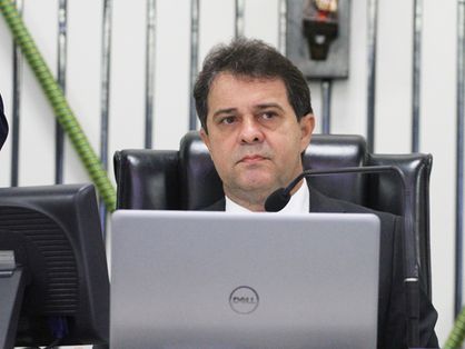 O deputado estadual Evandro Leitão, presidente da Assembleia Legislativa, discursa em plenário.