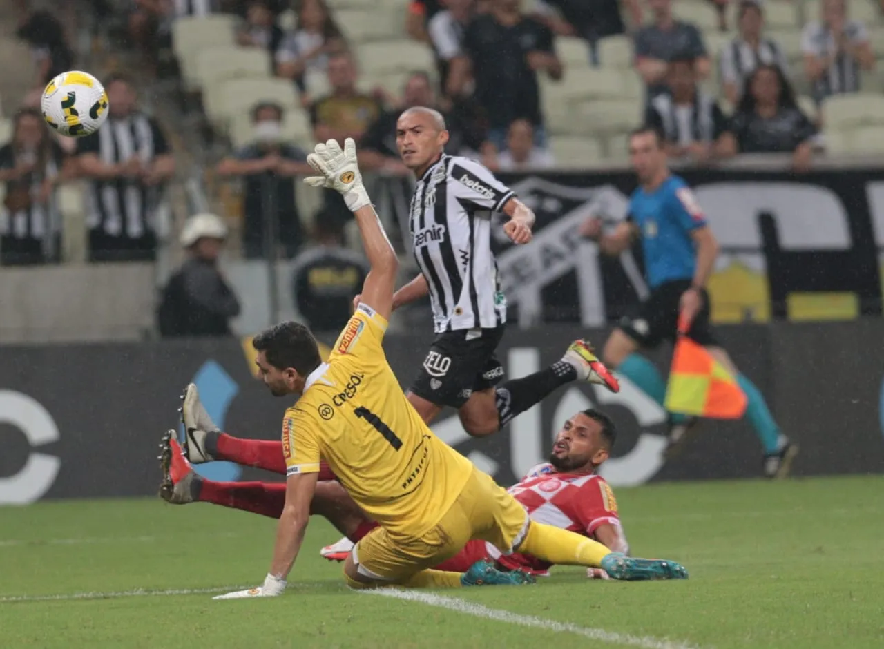 Nino marcou um belo gol para o Vovô diante do Tombense