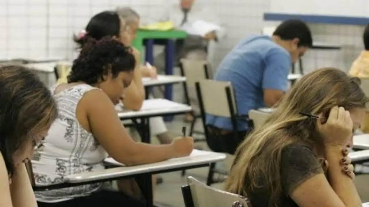 alunos realizando prova de concurso público