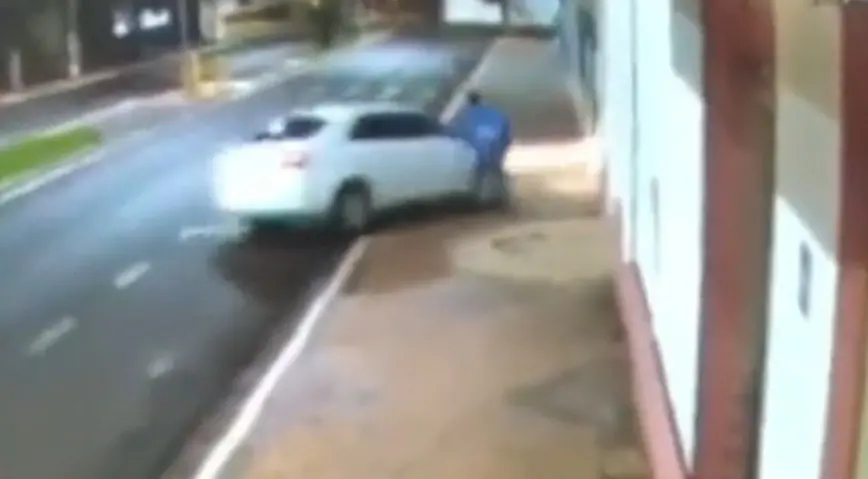 Trecho de filmagem que flagra padre atropelado suspeito de furto