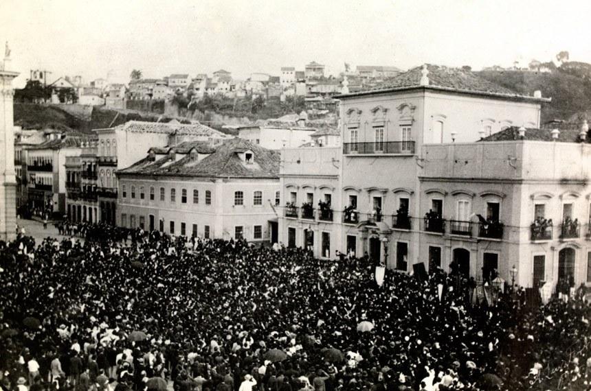 Princesa Isabel em um dos balcões do Paço da Cidade é aplaudida por multidão logo após sancionar a Lei Áurea