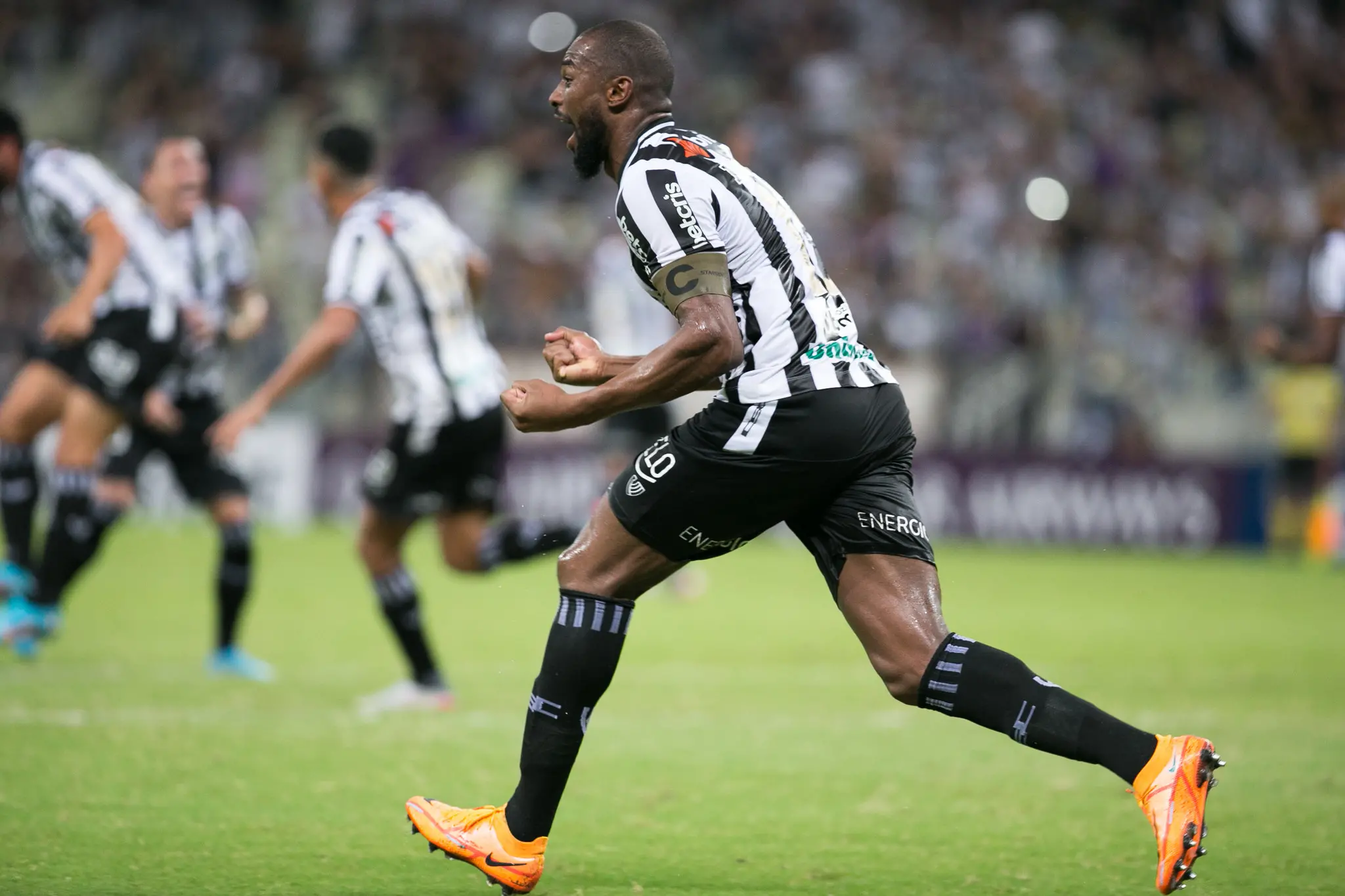 Luiz Otávio comemorando gol