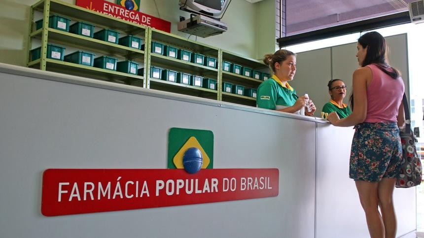 balcão com a placa farmácia popular do brasil