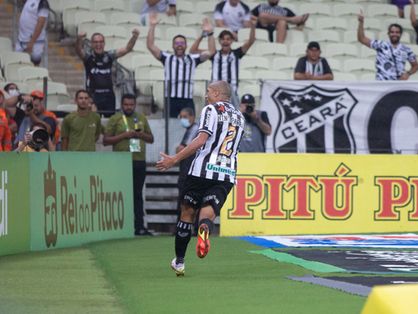Nino Paraíba comemora gol com a torcida