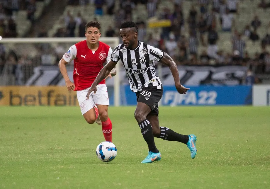 Atletas de Ceará e Independiente-ARG disputam bola