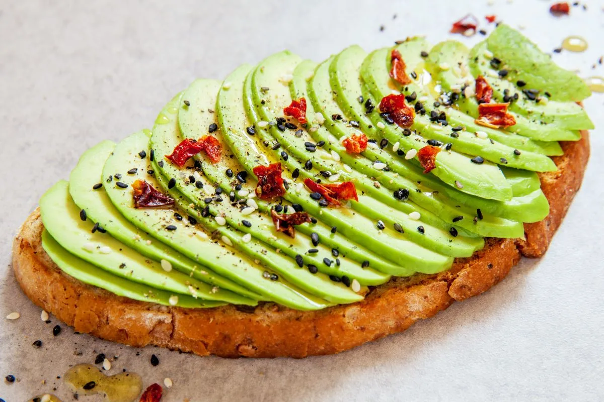 A torrada com avocado é uma das opções mais comuns de receitas com a fruta