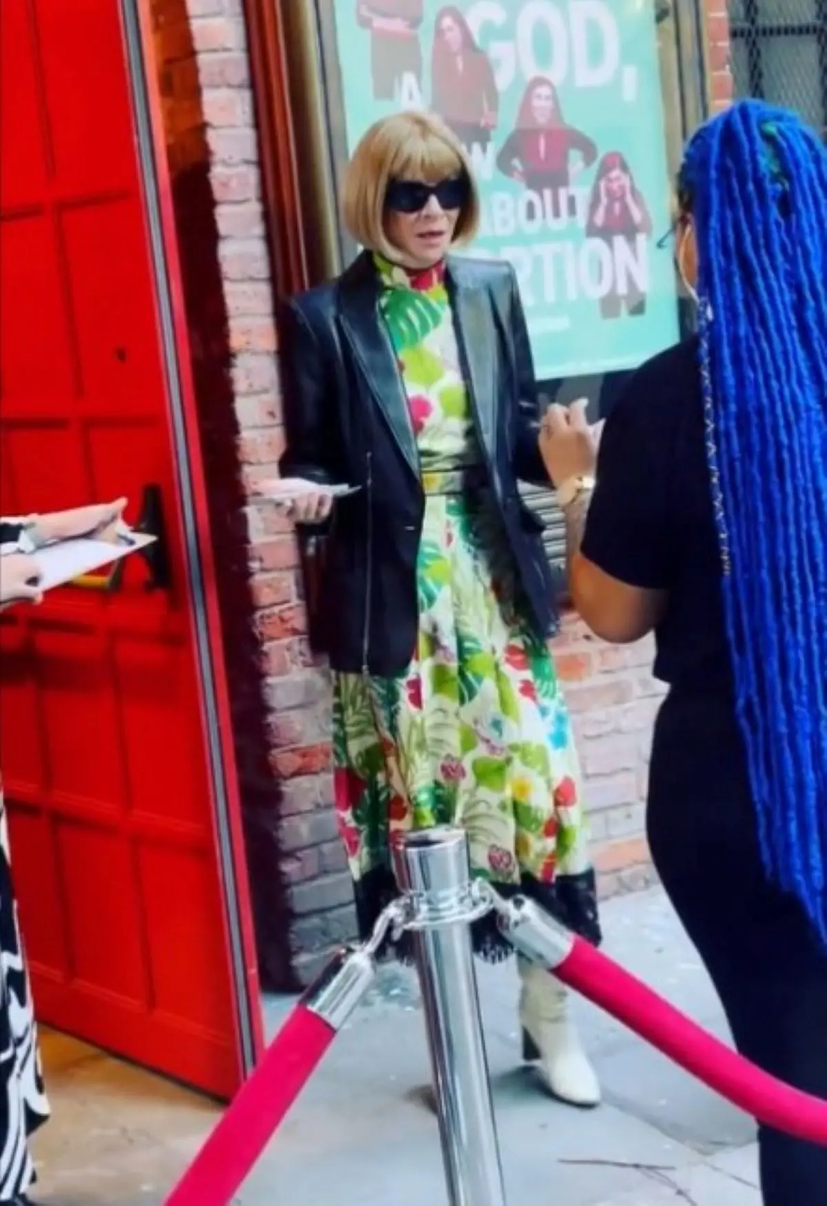 anna wintour espantada após funcionária pedir sua identidade