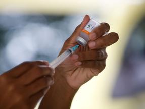 vacina é injetada em seringa