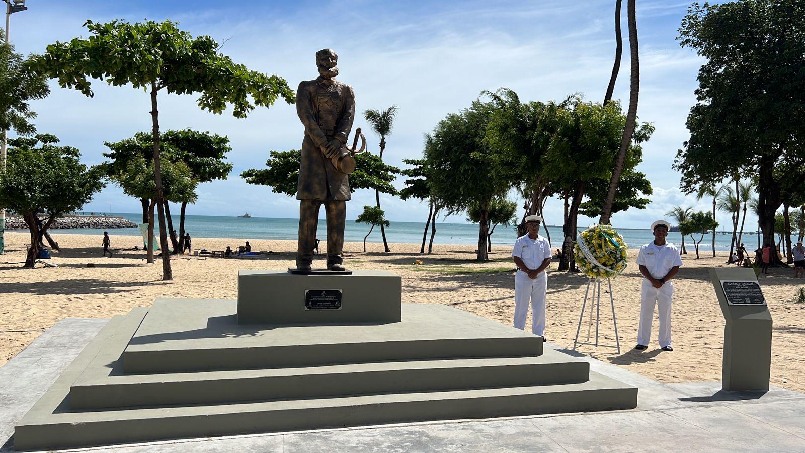 Estátua do Almirante Tamandaré na Avenida Beira-Mar