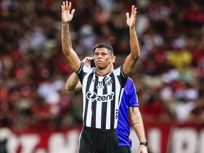 Marcos Victor aplaudindo os torcedores do Ceará após o empate contra o Flamengo na Arena Castelão