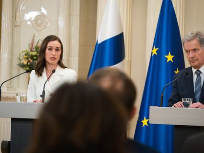 A primeira-ministra da Finlândia, Sanna Marin (E) e o presidente da Finlândia, Sauli Niinisto, dão uma entrevista coletiva para anunciar que a Finlândia se candidatará à adesão à OTAN