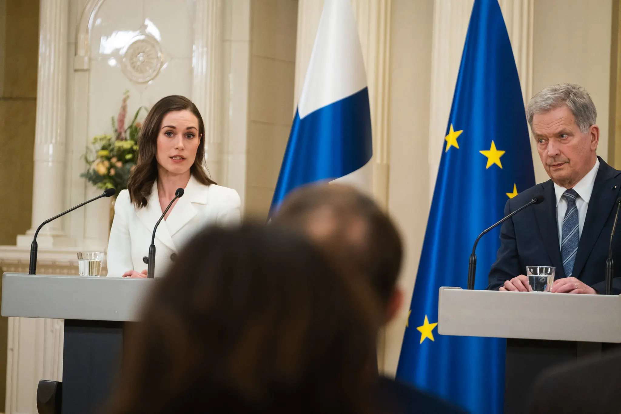 A primeira-ministra da Finlândia, Sanna Marin (E) e o presidente da Finlândia, Sauli Niinisto, dão uma entrevista coletiva para anunciar que a Finlândia se candidatará à adesão à OTAN
