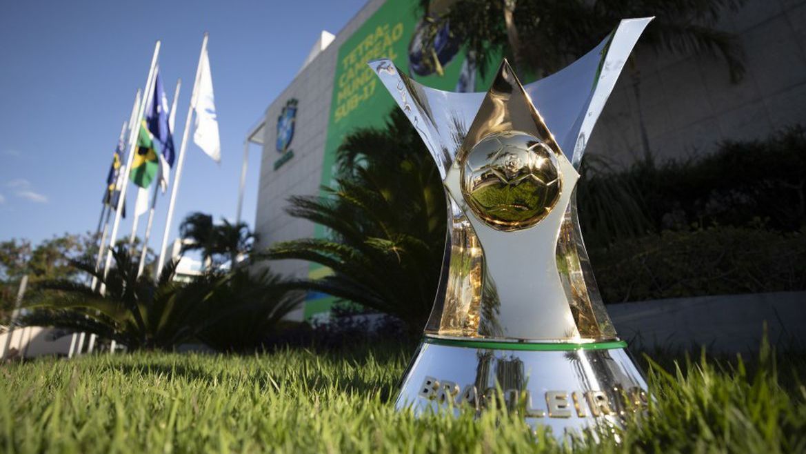 Taça do Brasileirão na frente da sede da CBF, no Rio de Janeiro