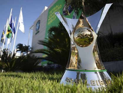 Taça do Brasileirão na frente da sede da CBF, no Rio de Janeiro