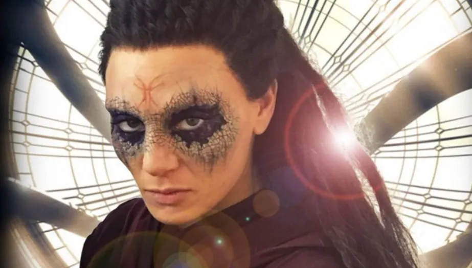 Zara Phythian interpreta uma personagem identificada apenas como zelote morena em Doutor Estranho
