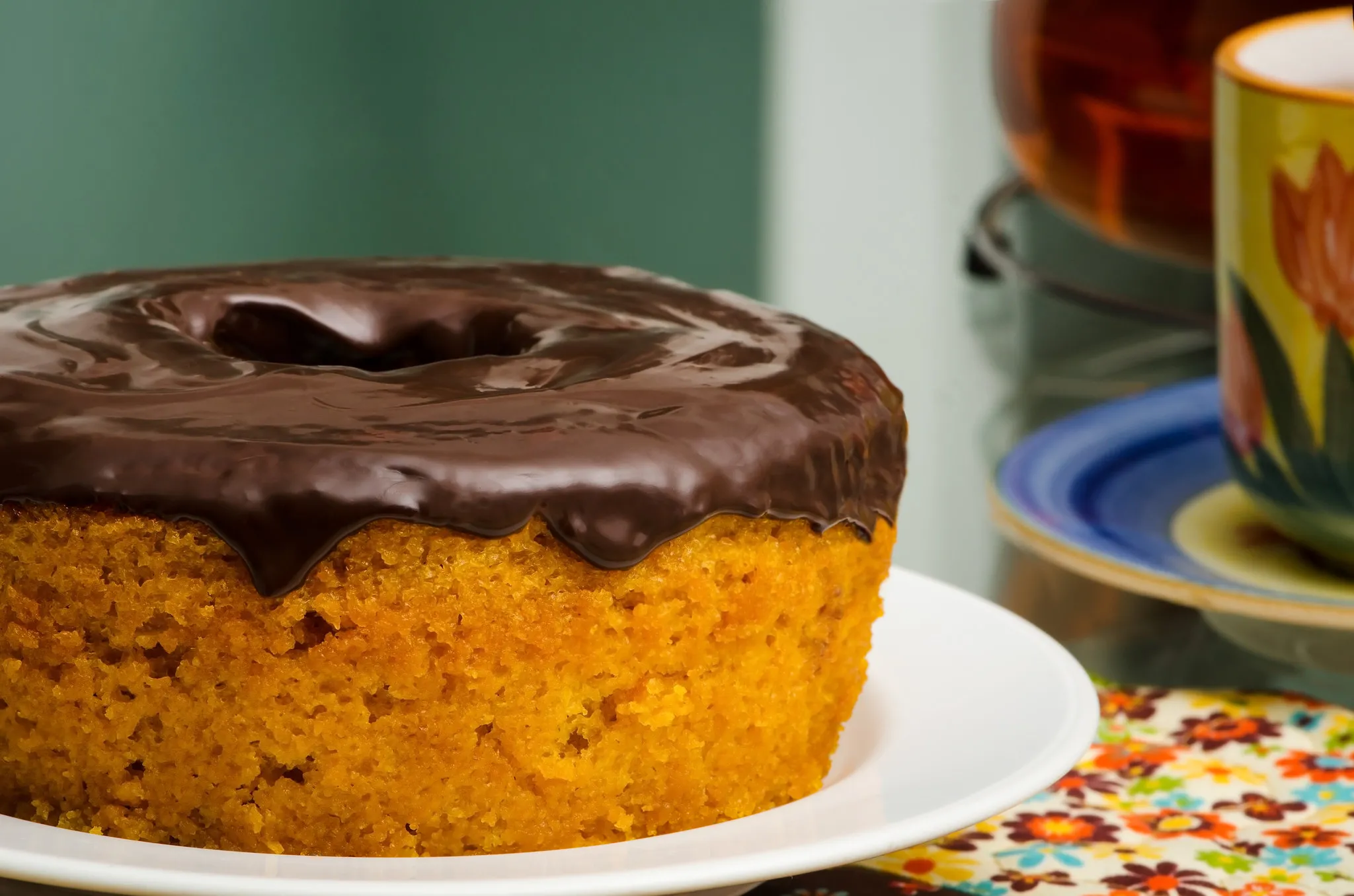 Na receita, a calda de chocolate é acrescenta ao topo do lanche