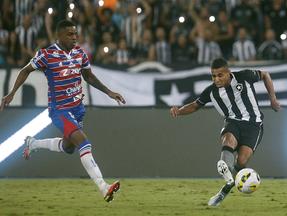 Zagueiro Marcelo Benevenuto, do Fortaleza, tenta cortar bola do jogador do Botafogo