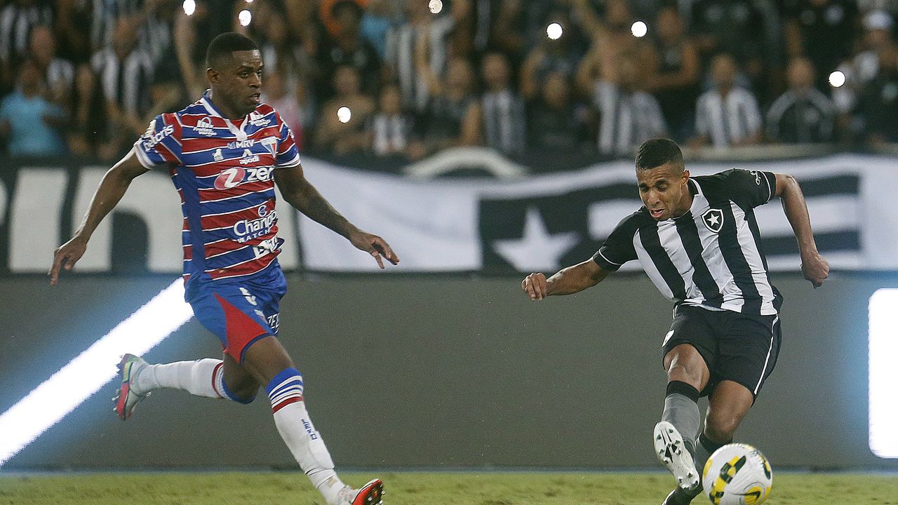 Zagueiro Marcelo Benevenuto, do Fortaleza, tenta cortar bola do jogador do Botafogo
