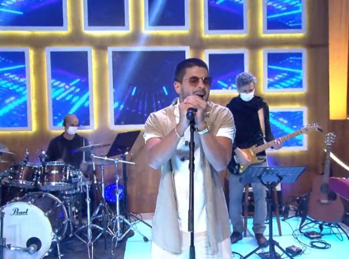 Arthur Aguiar cantando no Encontro com fátima bernardes