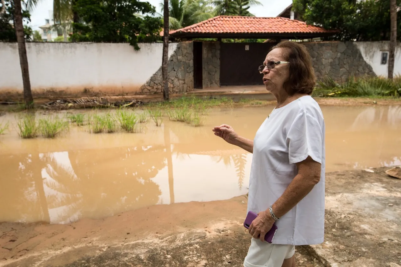 Egídia Rabelo mora há 10 anos no local e tem o descrédito de quem não vê solução para o problema nesse período