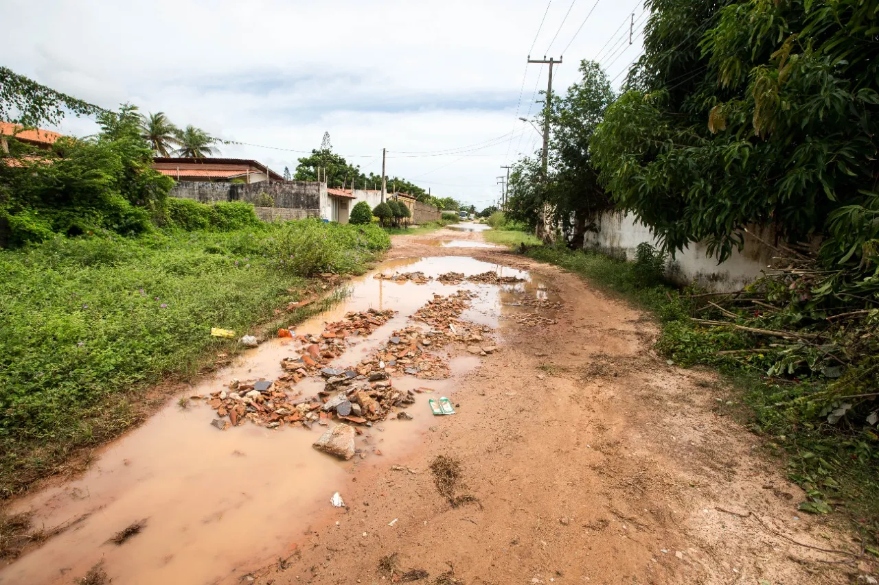 Mesmo com pouca chuva, ruas tem problema de absorção de água e acúmulo de entulho