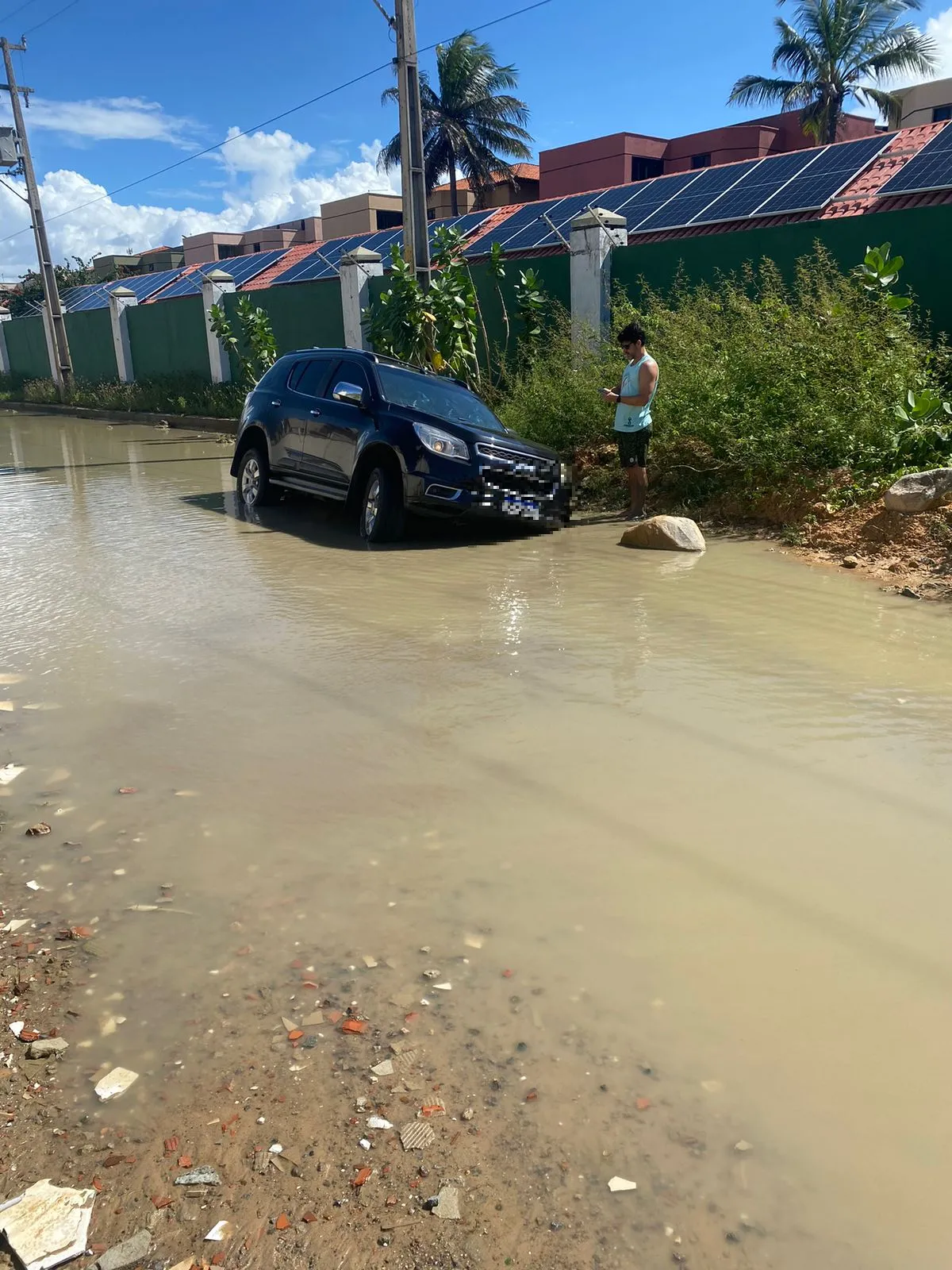 Situação da via fez com que o carro atolasse durante trajeto para passeio