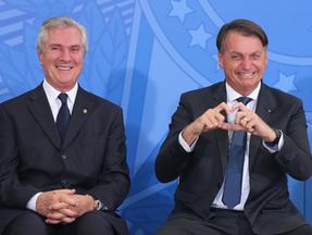 O ex-presidente Fernando Collor e o atual presidente Jair Bolsonaro. Bolsonaro está fazendo um coração com as mãos e Collor está sorrindo.