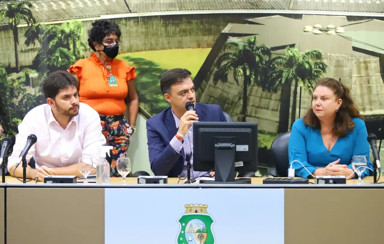 Comissão especial que avalia contrato de concessão da Enel. Na foto, estão em destaque os deputados Guilherme Landim, Fernando Santana e Fernanda Pessoa.