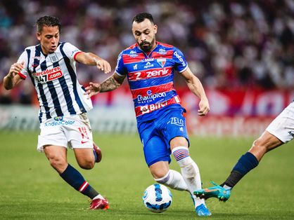 Moisés divide bola com jogador do Alianza Lima, do Peru