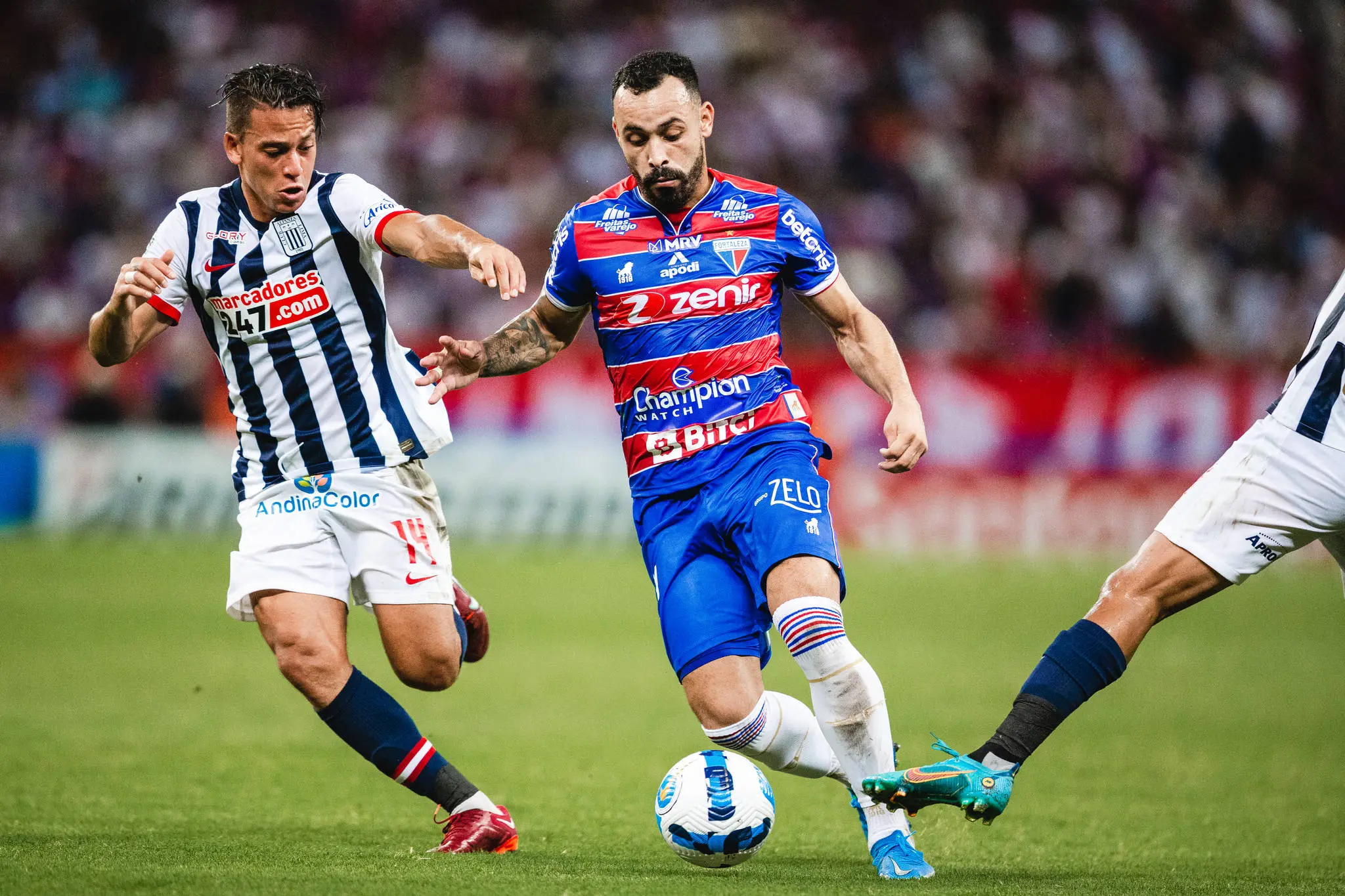 Moisés divide bola com jogador do Alianza Lima, do Peru