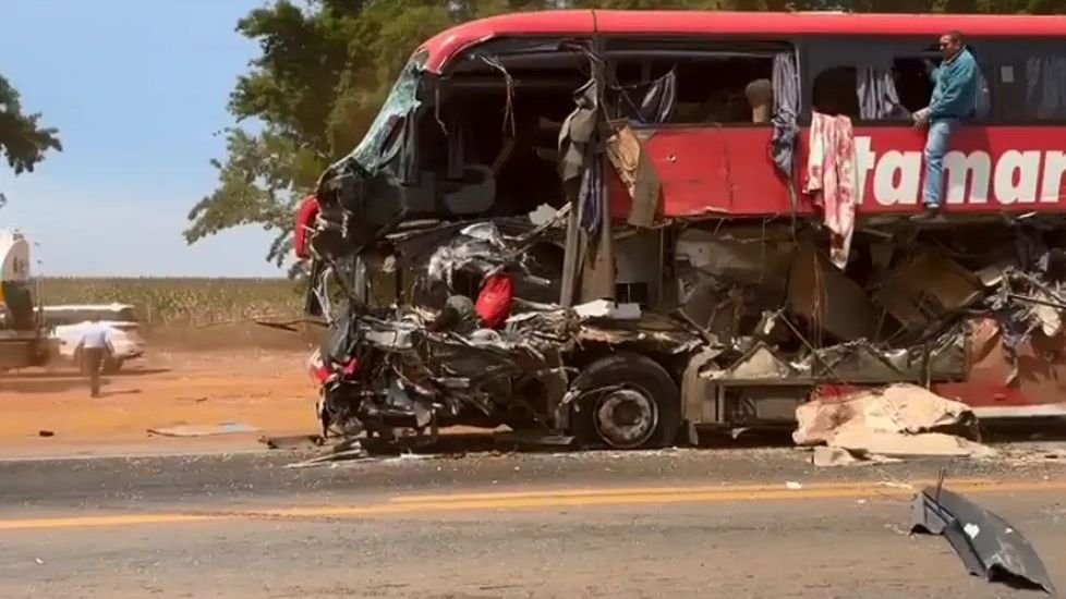 Acidente grave entre ônibus e carreta em Mato Grosso