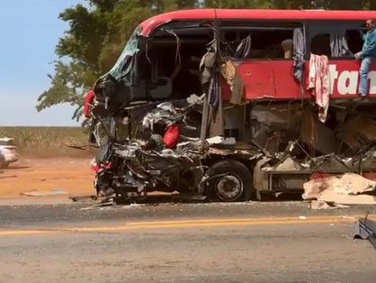 Acidente grave entre ônibus e carreta em Mato Grosso