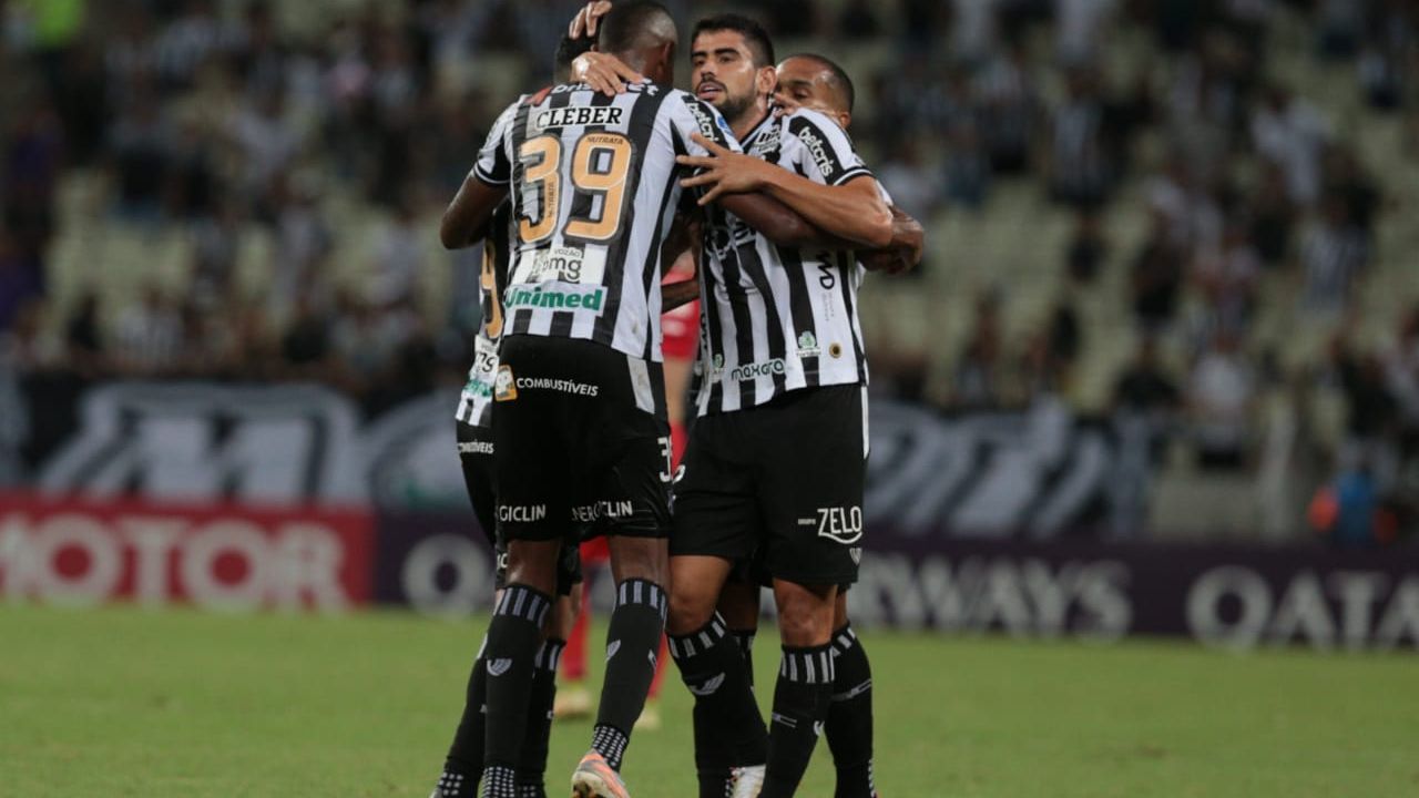 Jogadores do Ceará comemoram gol contra General Caballero pela Sul-Americana