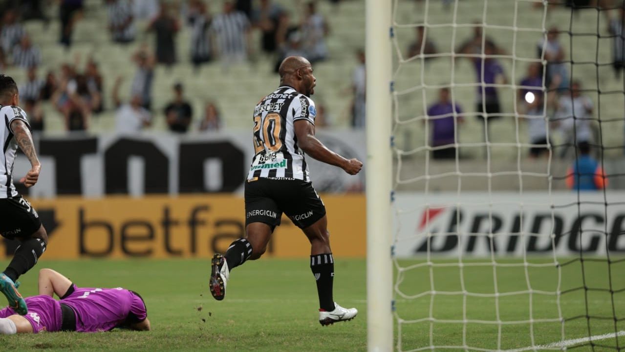 Wescley comemora gol pelo Ceará