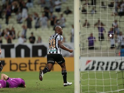 Wescley comemora gol pelo Ceará