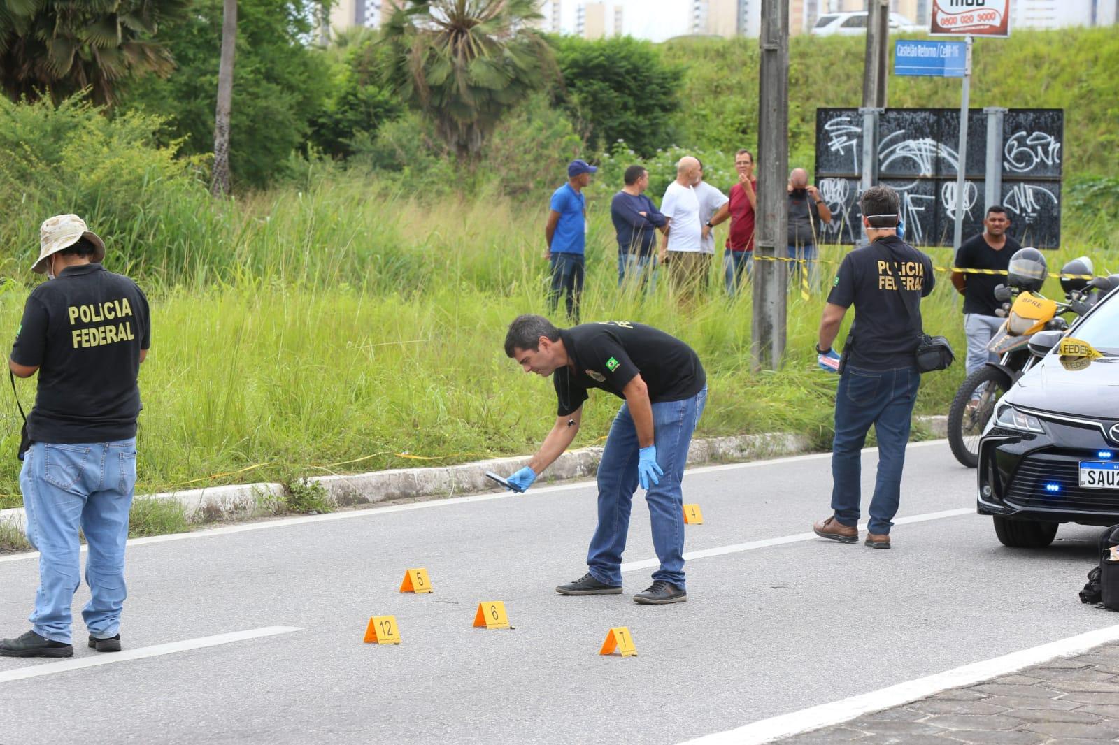 Agentes da Polícia Federal e da Perícia Forense na cena do crime que assassinou dois policiais rodoviários federais.