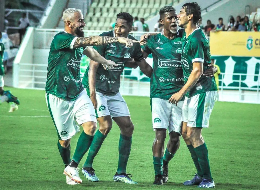 Imagem mostra jogadores de futebol no campo