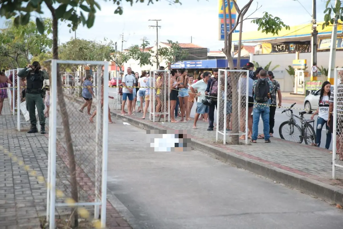 policiais dentro de posto de saúde após mortes