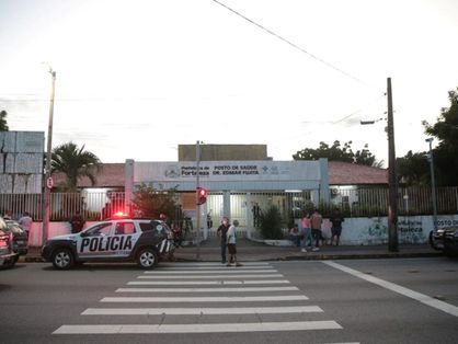 fachada do posto de saúde edmar fujita, com viaturas em frente